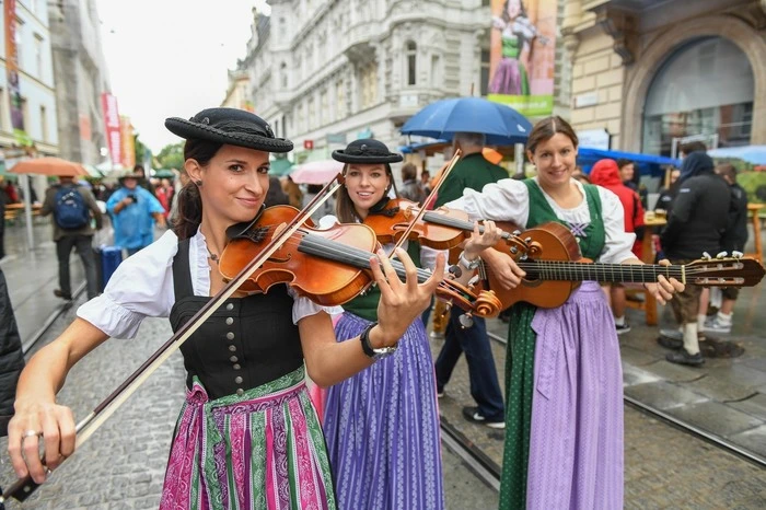 ... mit zünftiger Musik und deftigem Wetter feierten die Gäste in den Tag hinein.