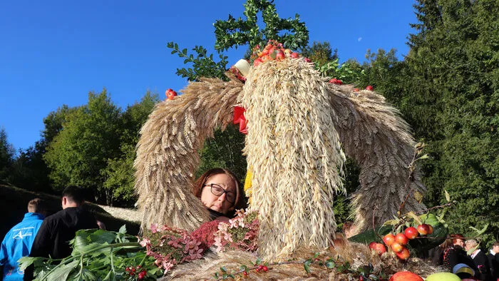Die Tiffner Erntekrone wurden von Hanni Geson, Karola Bergmann, Susanne Sommer und Sigrid Tauchhammer gestaltet.