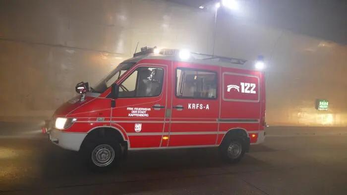 Infolge eines Blitzeinschlages ist die gesamte Stromversorgung im Tunnel unterbrochen. Die vier Fahrzeuge welche sich noch im Tunnel befinden (3 Pkws und 1 Tankwagen), kollidierten infolge des Stromausfalles.