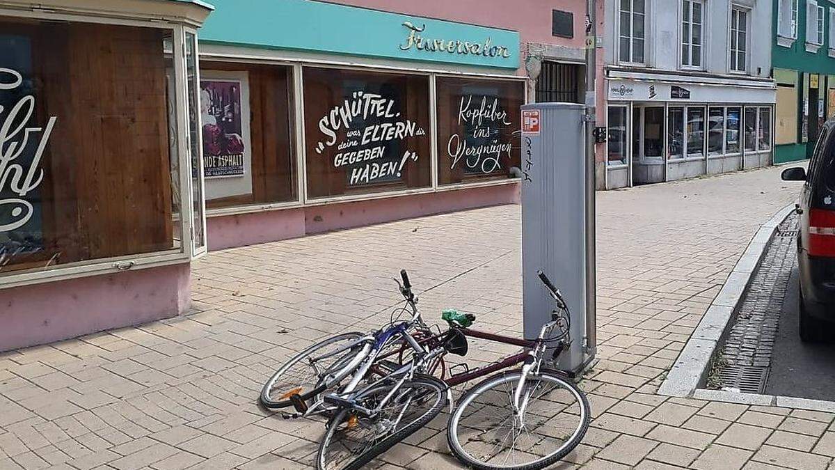 Räder liegen oftmals sehr lange auf Straßen oder Gehsteigen, ohne dass sie weggeräumt werden