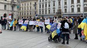 Am Samstag bekundeten am Grazer Hauptplatz rund 60 Demonstranten ihre Solidarität mit der Ukraine.