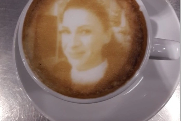Cappuccino und Co. mit Comics, Selfies und anderen Wunschfotos auf der Milchhaube.