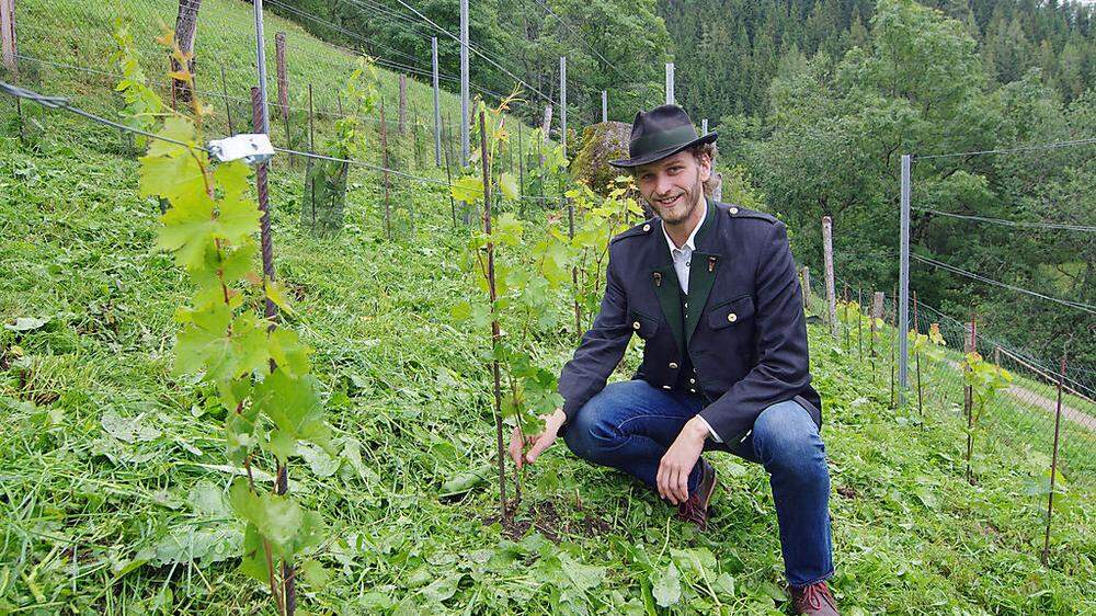 Mathias Wenzel in seinem Weingarten in 1130 Meter Seehöhe. In vier Jahren will er Wein erzeugen