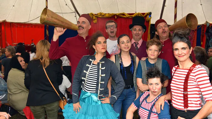 Eine Woche lang haben die Rote Nasen Clowndoctors, die sonst in Einrichtungen wie Krankenhäusern mit ihrem Humor versuchen, den Geschwächten zu helfen, im Diözesanhaus in Klagenfurt mit 35 Kindern aus der Umgebung geprobt, um dann im Zirkuszelt im Garten des Diözensanhauses zur Vorstellung zu laden. Auch wenn es draußen regnete, war unter dem Dach des Zirkuszeltes die Stimmung am Kochen. Das Projekt gibt es seit 2017. Es spornt einheimische und Flüchtlingskinder zur Zusammenarbeit an.