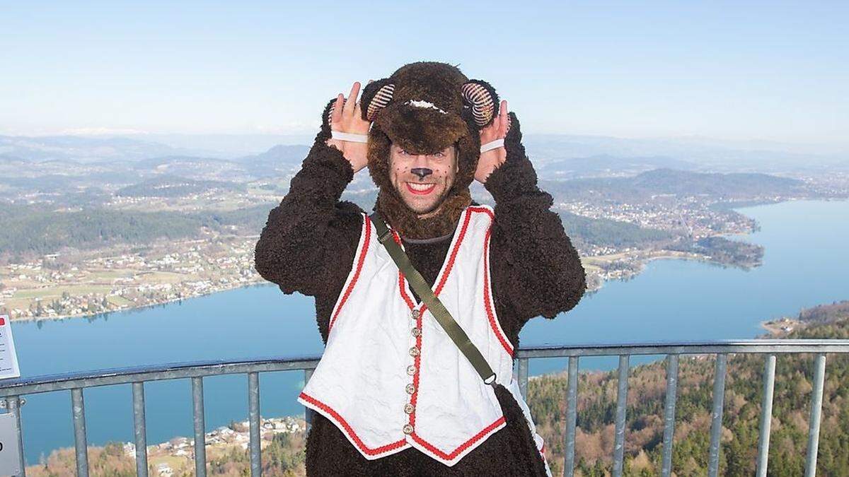 Benno verlegt den Pyramidenkogel ins Wohnzimmer der Klagenfurter.