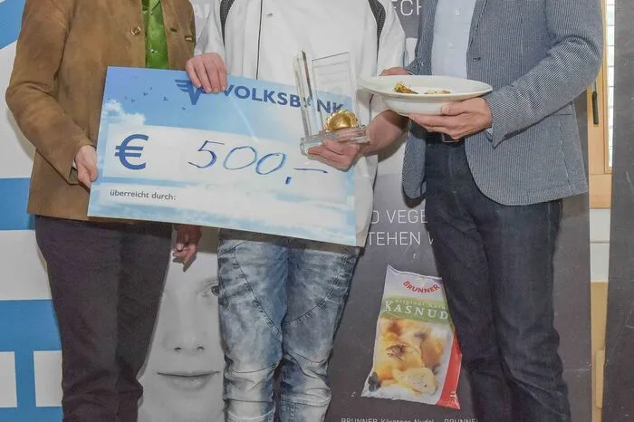 Der Sieger ist ein alter Bekannter: Vorjahressieger Bernd Huber, Küchenchef im Flattacher Hof. Hier im Bild mit HLW-Direktor Adolf Lackner (links) und Albin Brunner (rechts). 