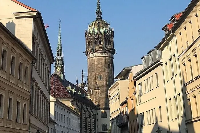 Mit ihrem 88 Meter hohen Kirchturm mit der neugotischen Turmhaube gilt die Schlosskirche als größte Kirche in der Lutherstadt Wittenberg.