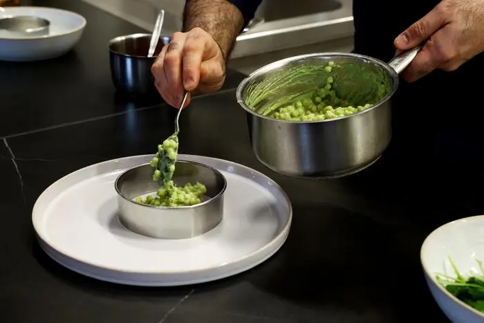 Fregola Sarda wird mit der Bärlauch-Creme verfeinert