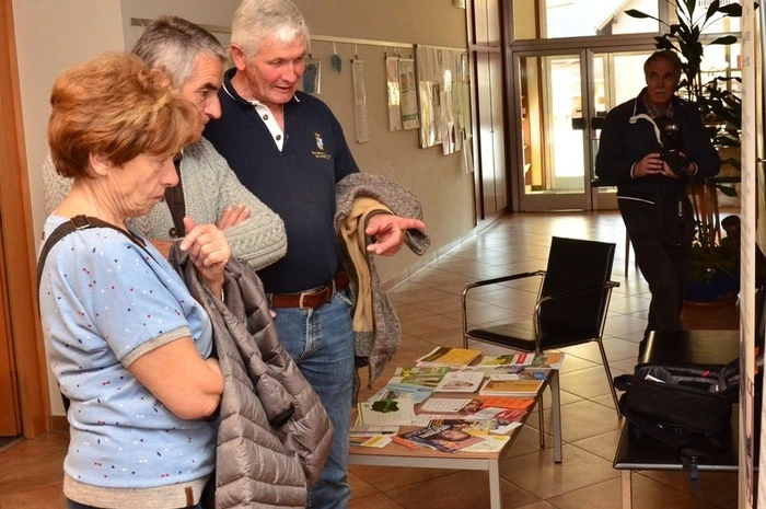 Interessierte Besucher begutachteten auch die alten Vermessungsinstrumente.