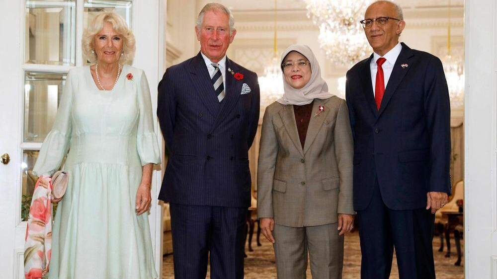 Camilla und Prinz Charles mit der Präsidentin von Singapur Halimah Yacob und deren Ehemann Mohammed Abdullah Alhabshee 