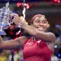 Coco Gauff freut sich über ihren ersten Major-Titel und die Trophäe