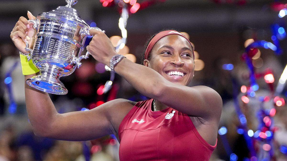 Coco Gauff freut sich über ihren ersten Major-Titel und die Trophäe