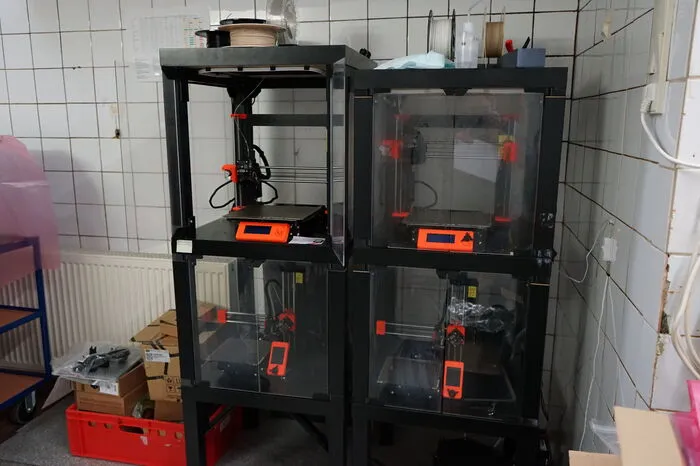 Mit vier 3D-Druckern wird das Gehäuse der Platinen produziert.
