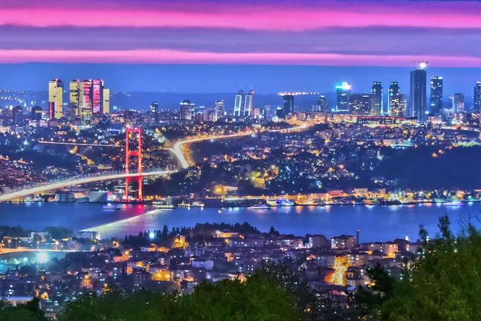 Der Bosphorus trennt Istanbul in einen europäischen und einen asiatischen Teil. Auffällig sind die gigantischen Brücken über den Fluss, die abends Rot leuchten.
