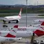 ABD0037_20240328 - SCHWECHAT - ÖSTERREICH: Ein 36-stündiger Streik des Bordpersonals der Austrian Airlines hat in der Nacht auf Donnerstag, 28. März 2024, begonnen und zu ersten Flugausfällen geführt. Im Bild: Geparkte Flugzeuge der AUA am Flughafen Wien-Schwechat. - FOTO: APA/GEORG HOCHMUTH