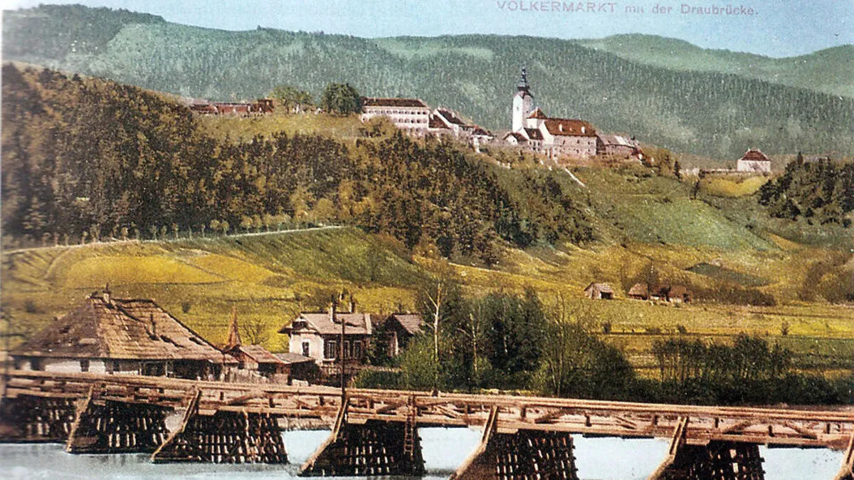 Ansicht der hölzernen Draubrücke von Süden mit der Stadt und der bereits neuen Trasse der Seebergstraße
