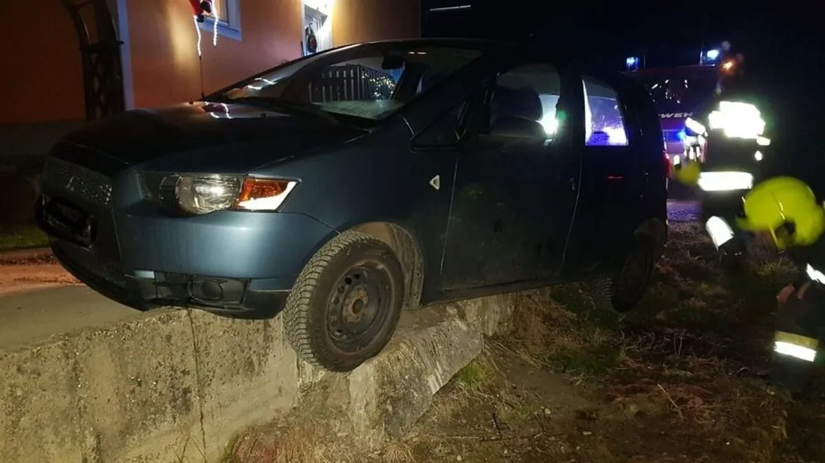 Der Pkw saß auf einer Mauer auf und blieb stecken