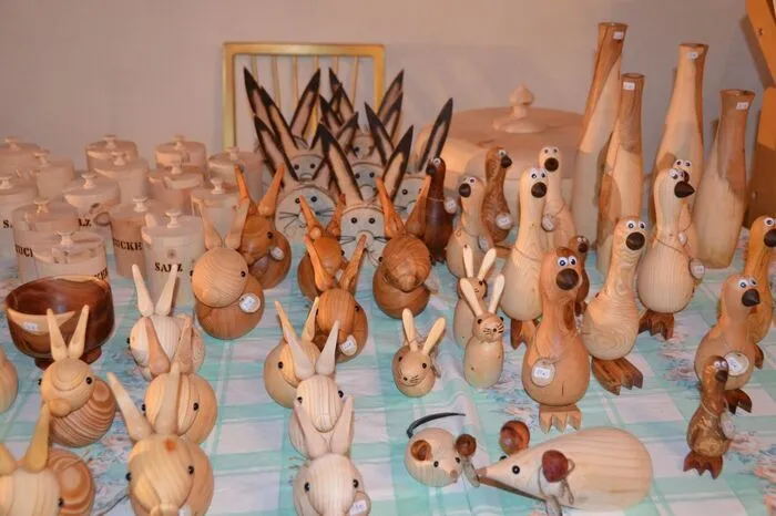 Langohren aus Holz als Deko neben....