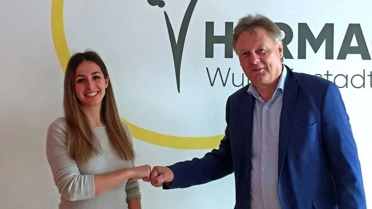 Raphaela Koren und Bürgermeister Leopold Astner 