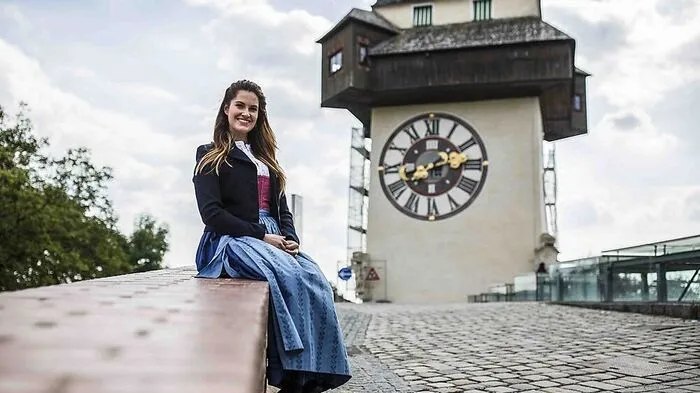 Conny Bürgler moderiert die "Heimatleuchten"-Folge aus Graz am Freitag, dem 16. November. Los geht es um 20.15 Uhr bei Servus TV.