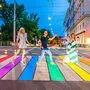 Feiern den neuen Schutzweg in Regenbogenfarben beim Kunsthaus: Elke Kahr, Gloria Hole, Gerald Kuhn, Sahar Mohsenzada und Anna Robosch