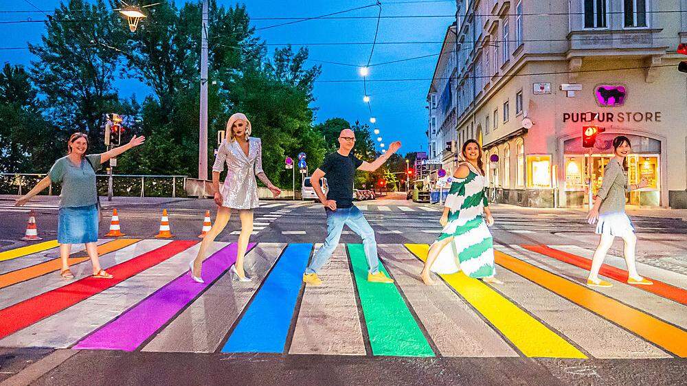 Feiern den neuen Schutzweg in Regenbogenfarben beim Kunsthaus: Elke Kahr, Gloria Hole, Gerald Kuhn, Sahar Mohsenzada und Anna Robosch