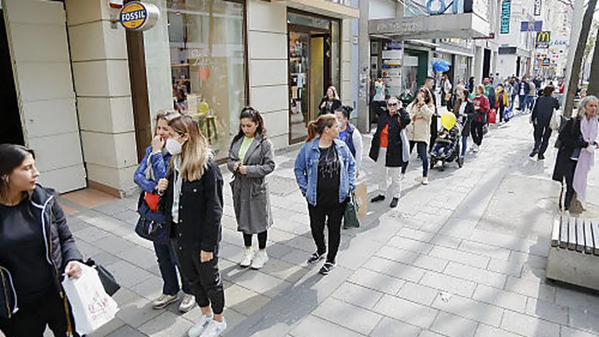 Warteschlangen vor Geschäften 