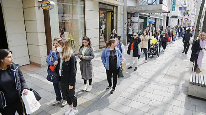 Warteschlangen vor Geschäften 