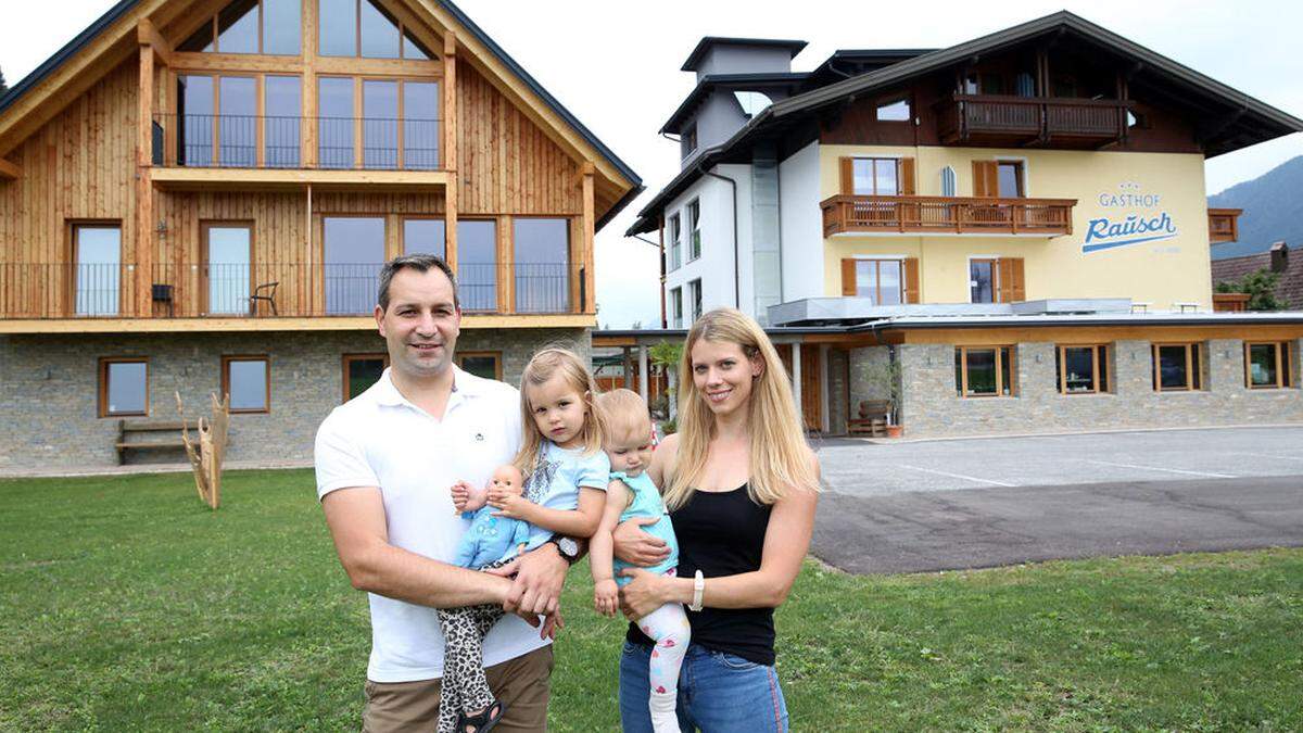 Chef Johannes Graber mit Lebensgefährtin Sandra und den Töchtern Emilia und Luisa