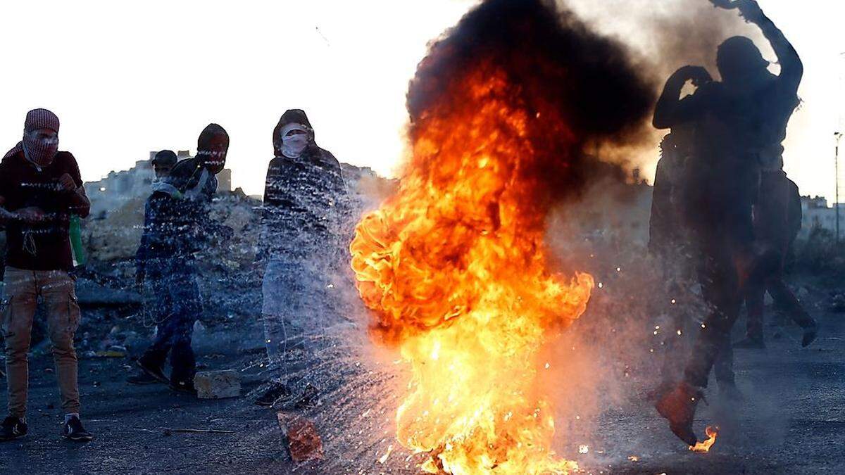 Proteste in Ramallahim - Im besetzten Westjordanland lässt die israelische Militärgerichtsbarkeit ebenfalls die Todesstrafe zu. Medienberichten zufolge wurde sie dort aber nur selten verhängt und noch nie vollstreckt