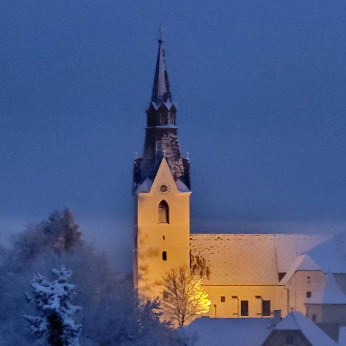 Vorweihnachtliche Stimmung | Unsere Leserin freute sich über den wunderschönen Anblick der verschneiten Kirche. 