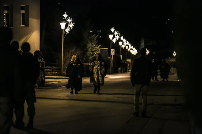 In einer Art Krampuslauf zogen in der Nacht auf Mittwoch die finsteren Gesellen durch das Dorf.