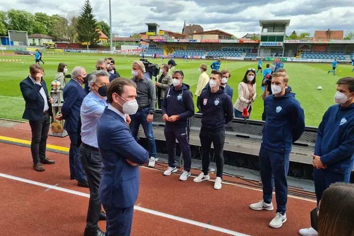 Zuvor trafen die Regierungsspitzen in Hartberg u. a. die Kampfmannschaft des TSV Hartberg mit Trainer Markus Schopp.