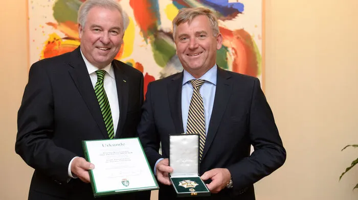andeshauptmann Hermann Schützenhöfer überreicht Günther Apfalter das Große Ehrenzeichen des Landes Steiermark