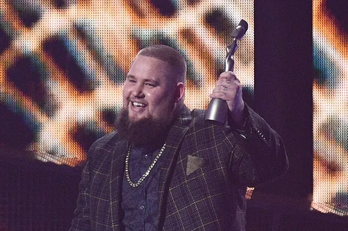 ...zum besten britischen Nachwuchskünstler der Blues- und Soulsänger Rag'n'Bone Man, der in Deutschland mit "Human" eine Nummer-eins-Single hatte, die in Großbritannien aber nur Platz zwei erreichte.
