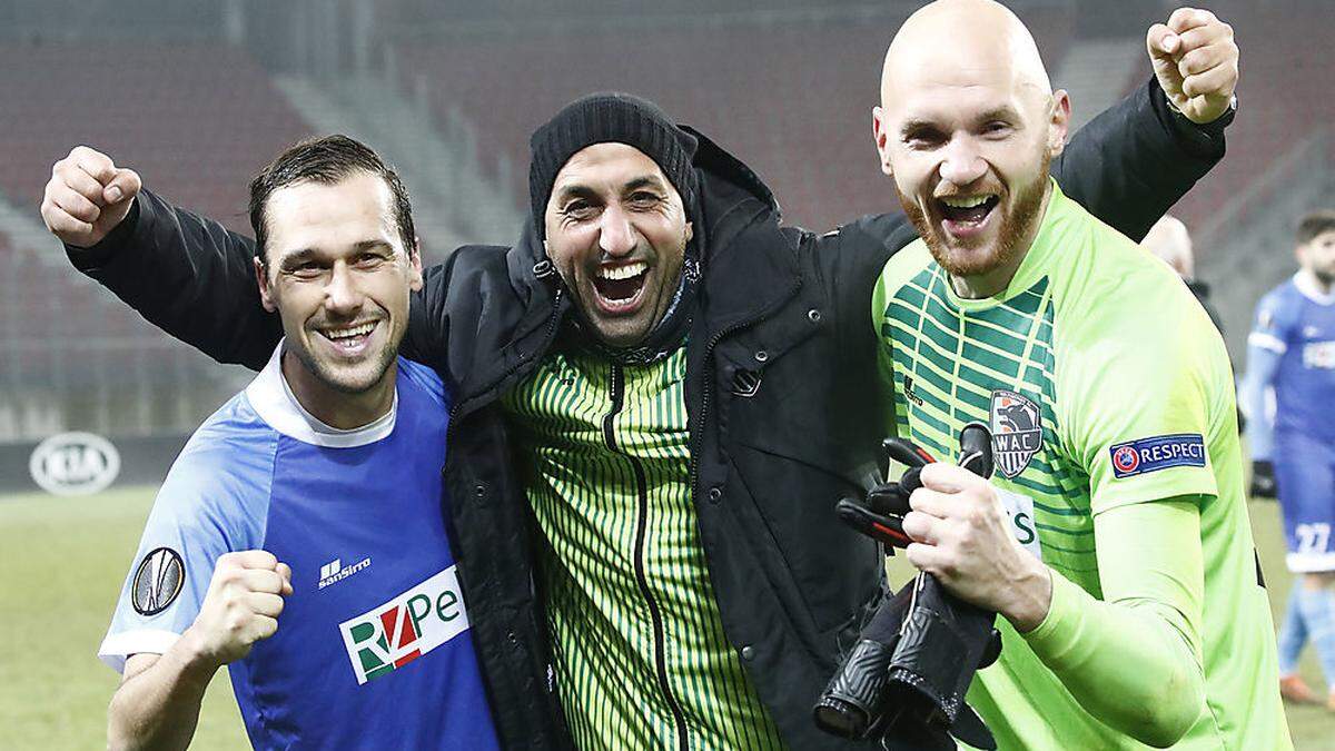 Sahli (mit Kapitän Michael Liendl und Tormann Alexander Kofler) konnte mit dem WAC heuer den Aufstieg in der Europa League bejubeln 