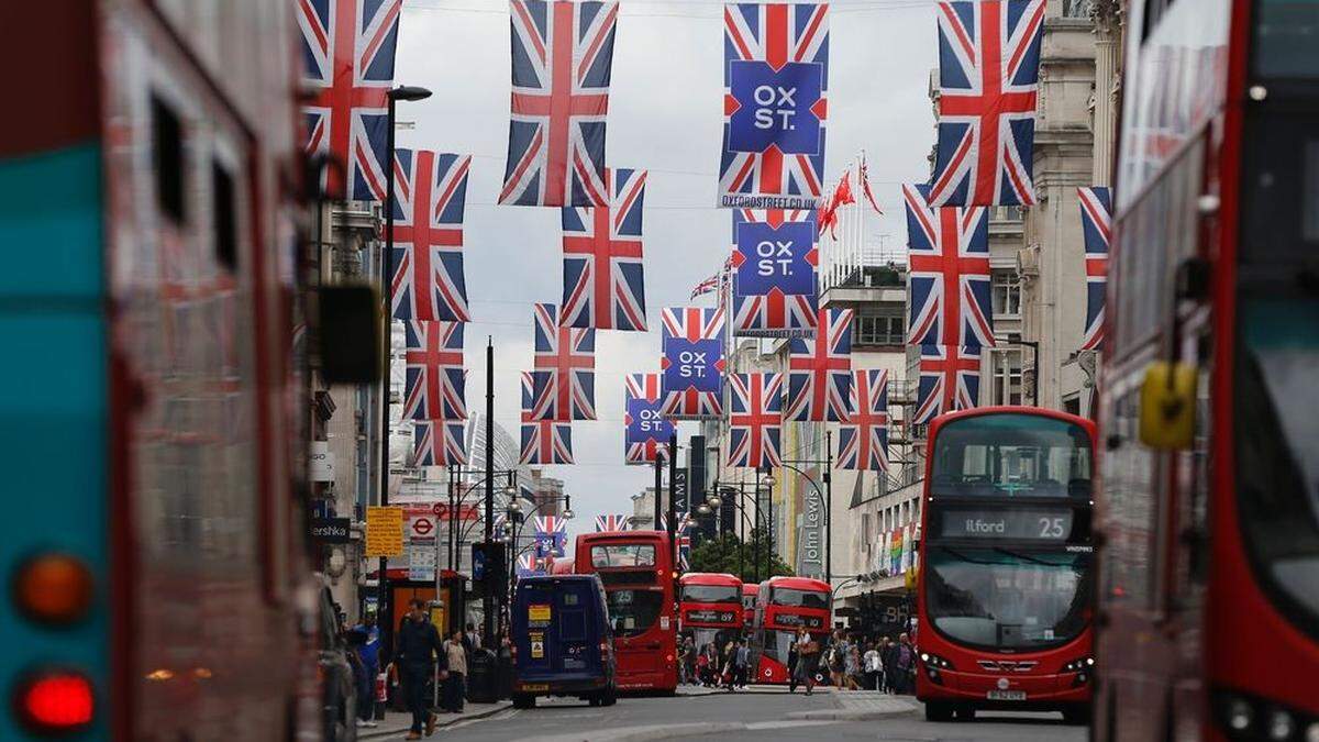 Lastwagen liefern Material für die Baustelle direkt an der Ecke zur belebten Oxford Street