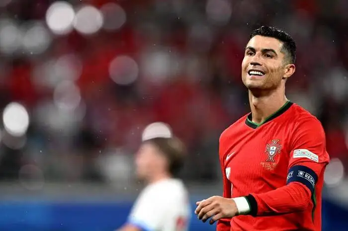 Schon seit Jahren gilt der 39-Jährige als einer der schönsten Männer des Sports. Bis heute sind sich Fans uneinig, was schöner ist: Ronaldo selbst oder sein sportliches Geschick.