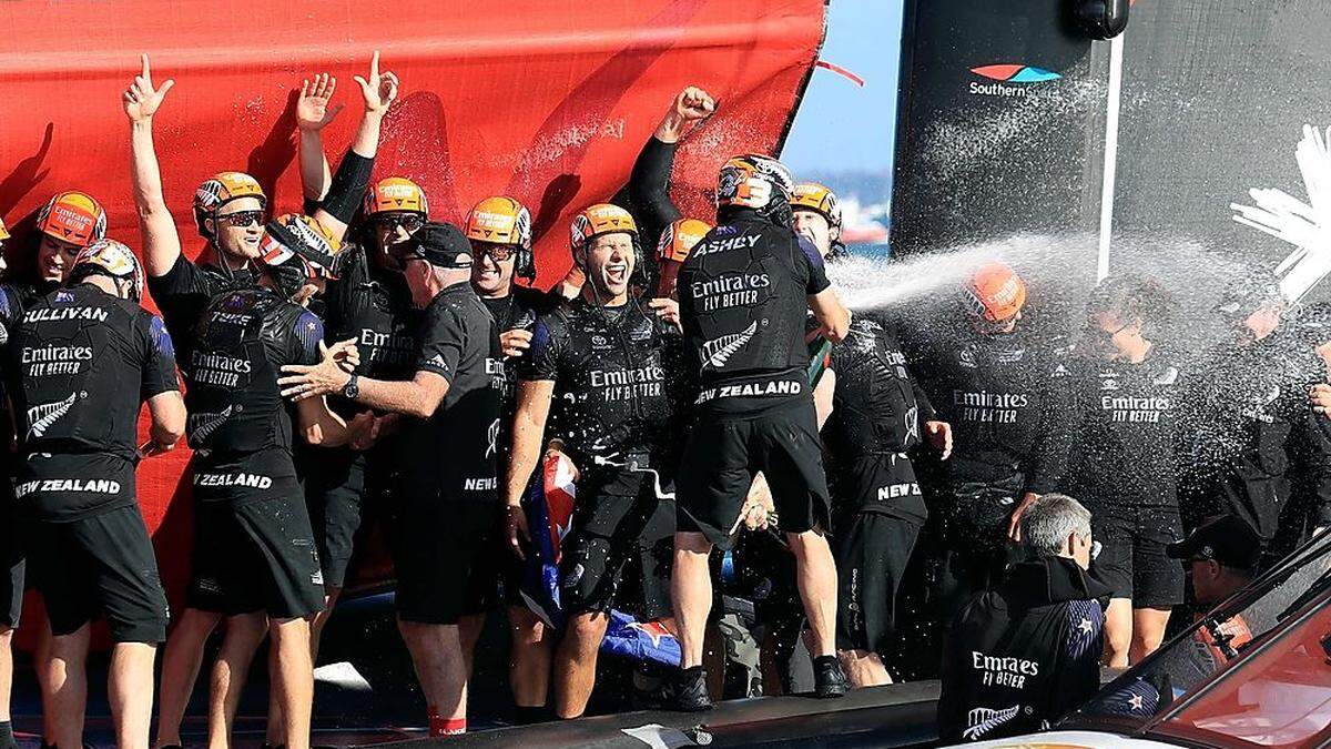 Das Emirates Team New Zealand feiert