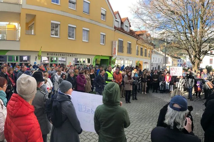 Rund 150 Personen versammelten sich laut Polizei vor der evangelischen Kirche