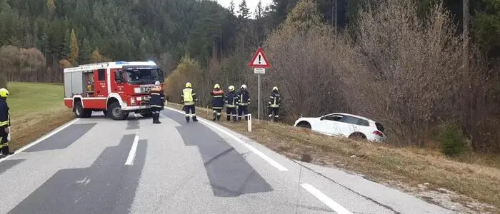 Der SUV wurde von der Feuerwehr geborgen