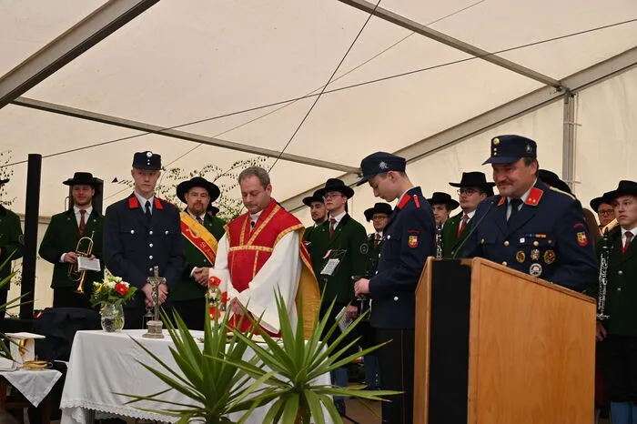 Nach dem Festgottesdienst, zelebriert von Pater Anselm Kassin, erfolgte die Segnung des neuen Löschfahrzeuges sowie die Schlüsselübergabe. Der Festakt klang mit einem zünftigen Frühschoppen aus, bei dem die Musikgruppe "Lov'nt Krainer", aufspielte