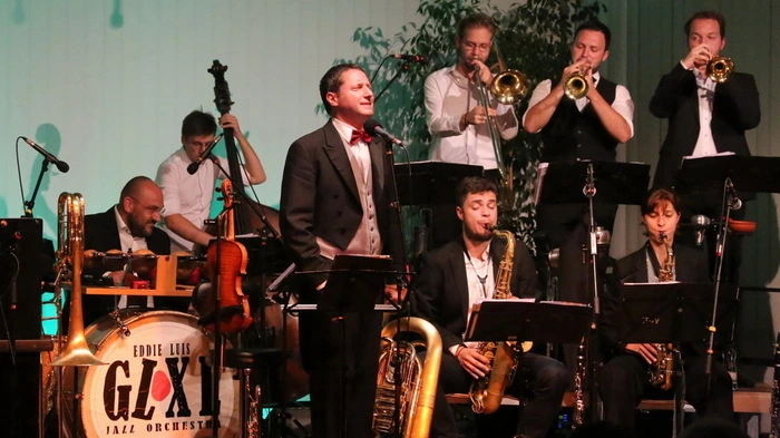 Tausendsassa Eddie Luis und sein international besetztes Orchester "Die Gnadenlosen - XL" bestritten den zweiten Abend des Festivals.