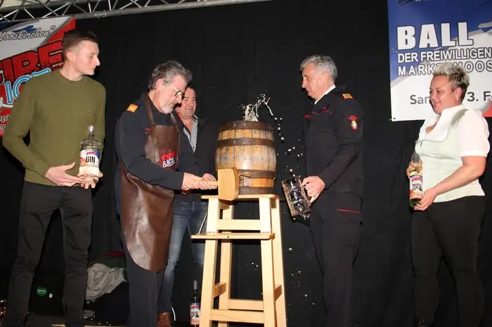 Im Rahmen des Pre-Events nahm Bürgermeister Huber den Bieranstich vor, danach gab es Freibier. Dafür, dass es auch am Ball süffig zugehen wird, sorgen die Produzenten aus der Marktgemeinde. 