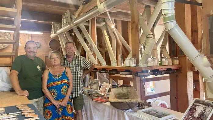 Obmann Heinz Löschnigg-Ruprechter, Kassier-Stellvertreterin Josefine Koller und Obmann-Stellvertreter Franz Koller in der Jost-Mühle