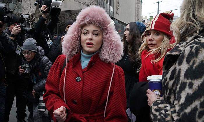 Viel ummel herrschte bei der Demo in New York um die Schauspielerinnen Rose McGowan und Rosanna Arquette, die den Protest gegen Harvey Weinstein anführten