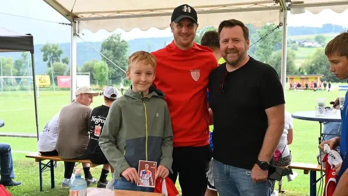 Vor Spielbeginn konnten sich die Fans bei Martin Hinteregger ein Autogramm holen.