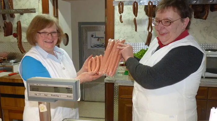 Gerlinde und Christine Edler mit den Riesen-Frankfurtern