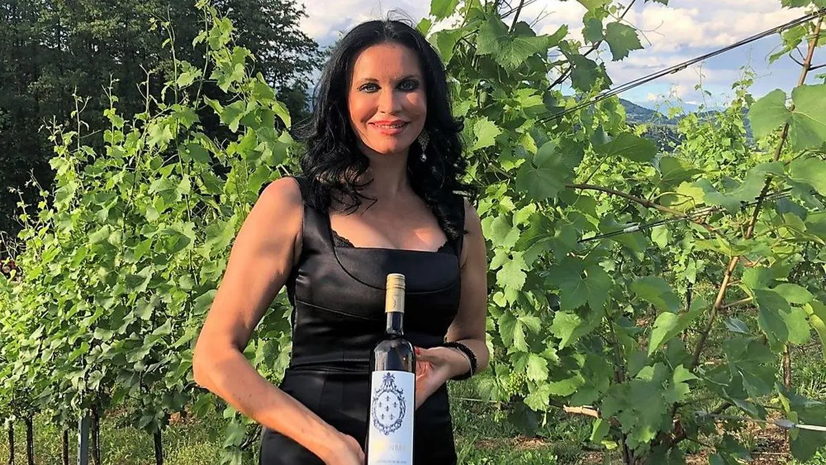 Mirjam Orasch mit dem ausgezeichneten Wein 