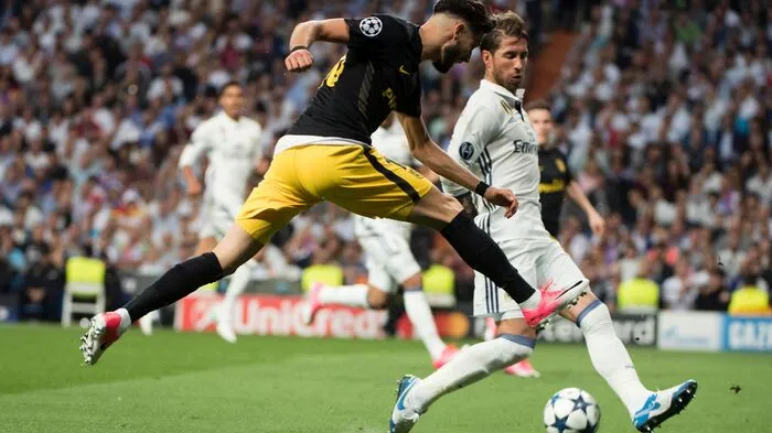 Atletico Madrid-Spieler Yannick Ferreira Carrasco (links) und Sergio Ramos